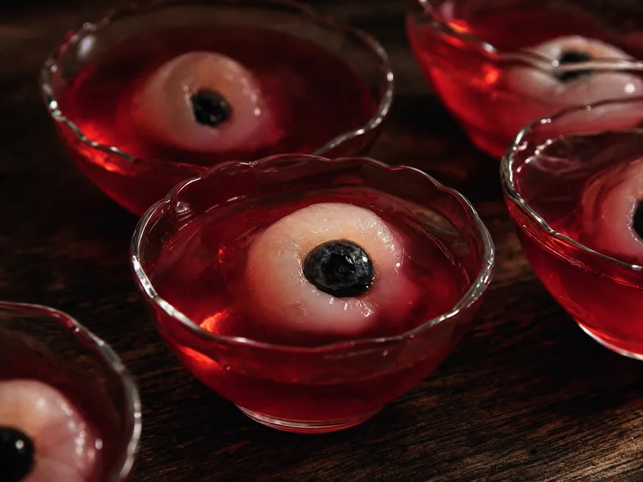 Lychees mit Blaubeere im Inneren, eingegossen in roten Wackelpudding
