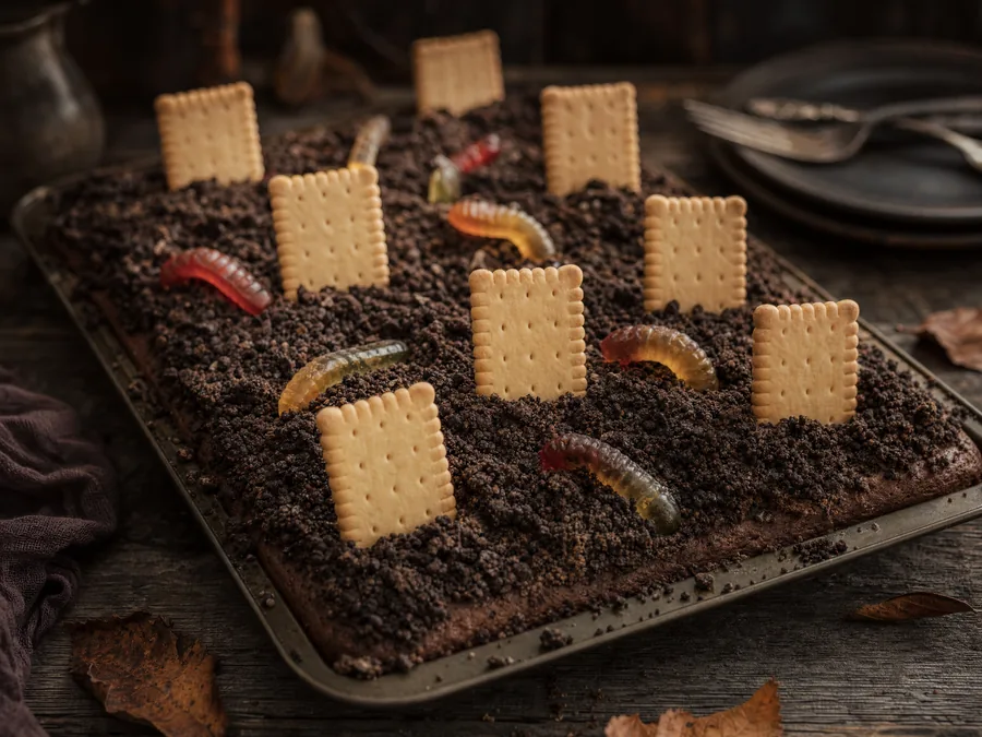 Blechkuchen mit Keksgrabsteinen, Keksbröseln als Erde und Gummiwürmern