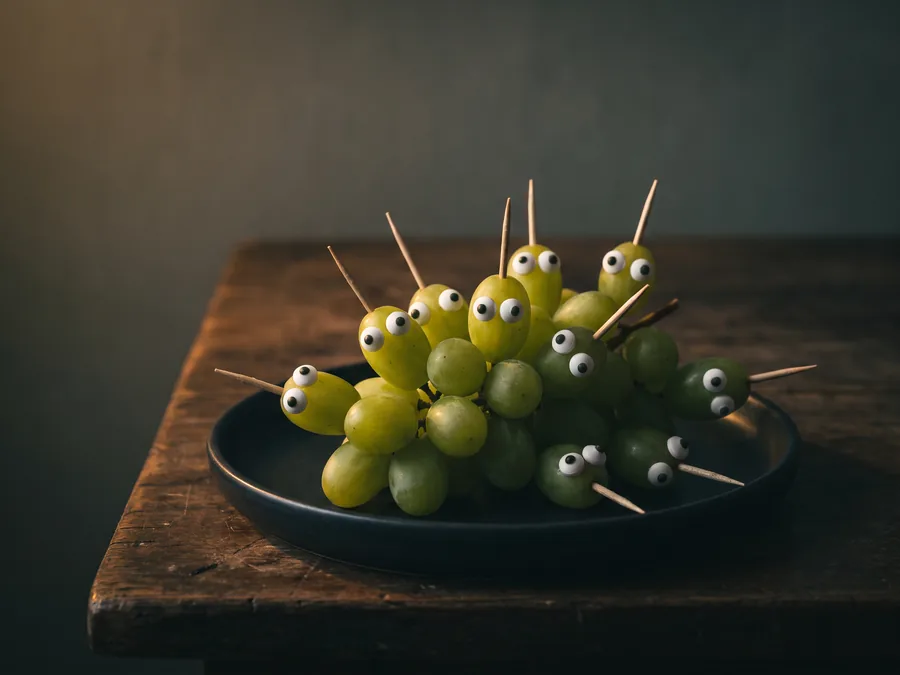 Grüne Trauben auf Zahnstochern mit aufgeklebten Zuckeraugen